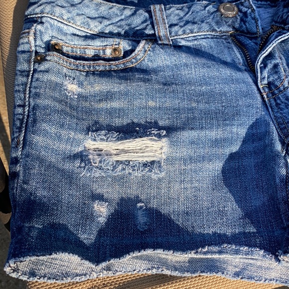 AE stretchy distressed soft medium wash jean shorts size 4 - Picture 2 of 6